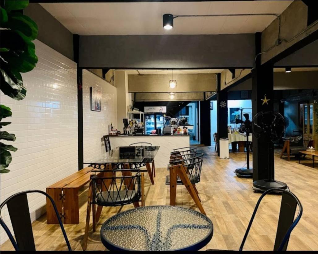 Captain Joe Cafe & Hostel Hua Hin Bagian luar foto