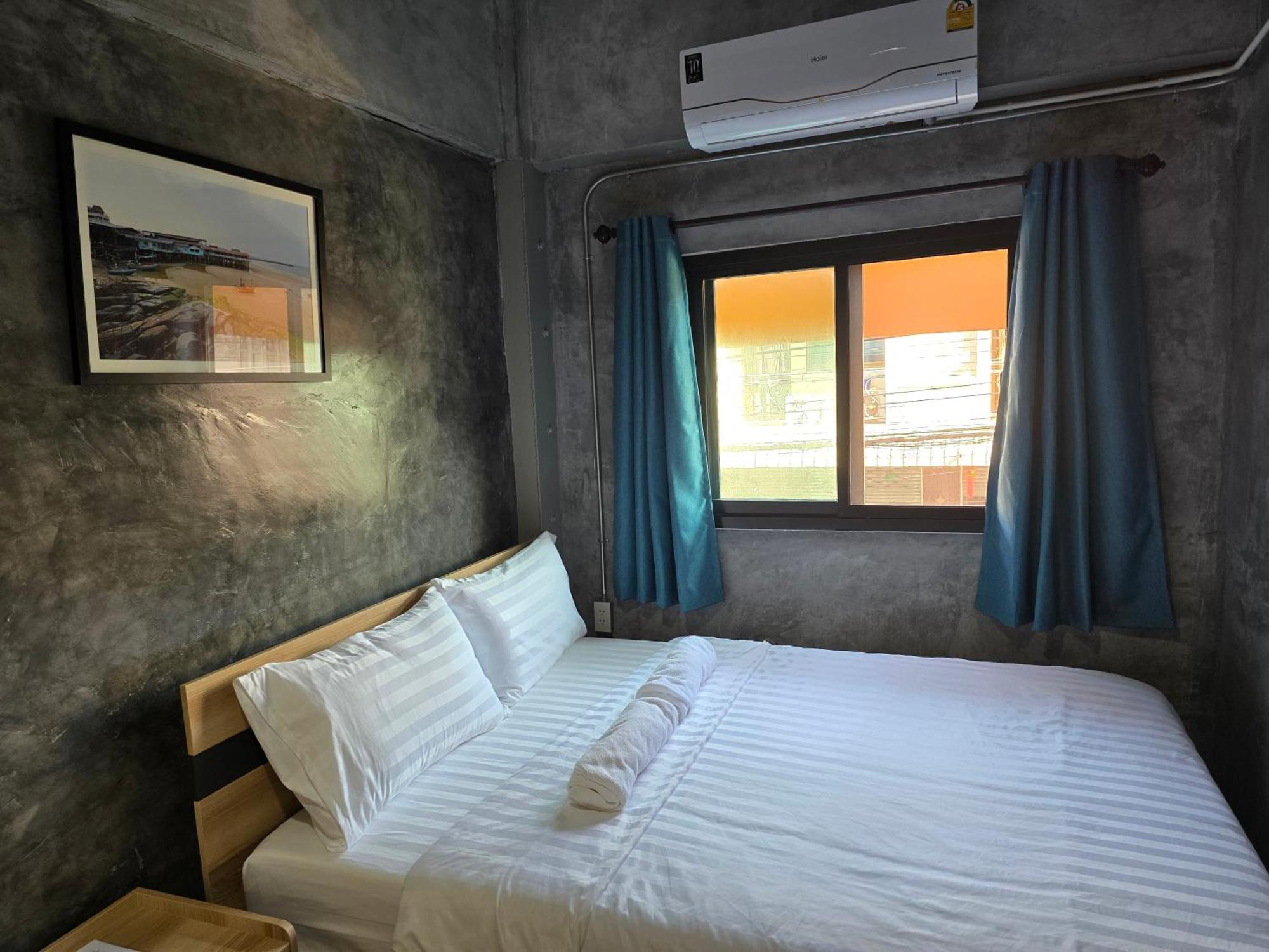 Captain Joe Cafe & Hostel Hua Hin Bagian luar foto