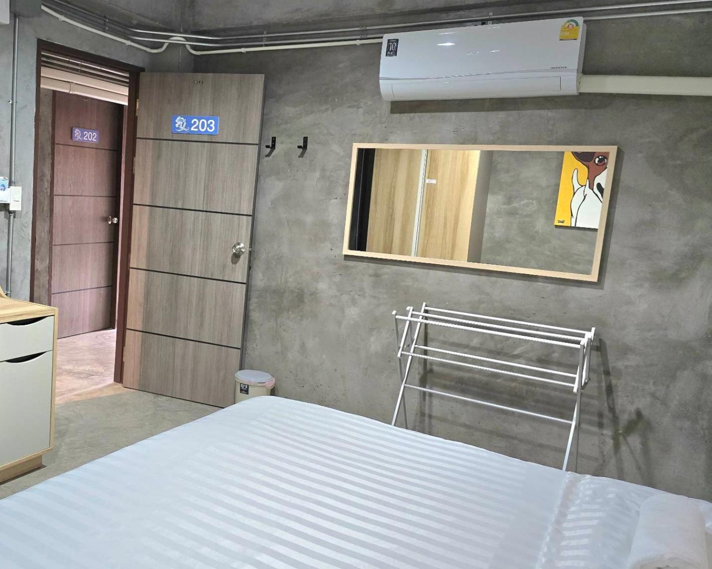 Captain Joe Cafe & Hostel Hua Hin Bagian luar foto